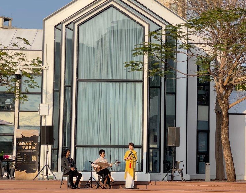 凡奇社媒PPT案例图：盐田湖边演出现场