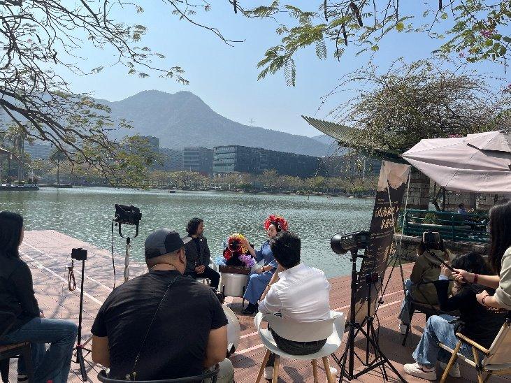 凡奇社媒PPT案例图：海丝音乐快闪湖边拍摄现场